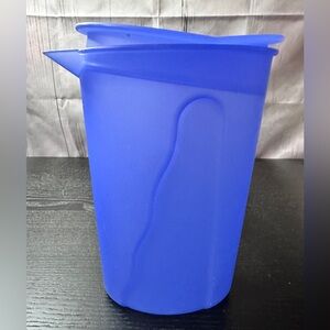 TUPPERWARE IMPRESSIONS 1 QUART PITCHER - BLUE